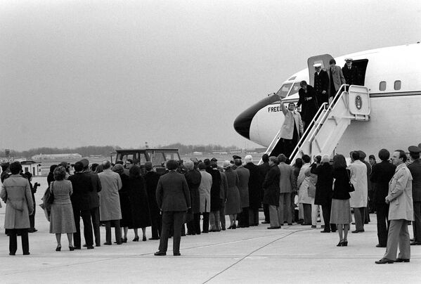 بازگشت شهروندان آمریکایی گروگان گرفته شده در ایران، ۲۷ ژانویه ۱۹۸۱ - اسپوتنیک ایران  