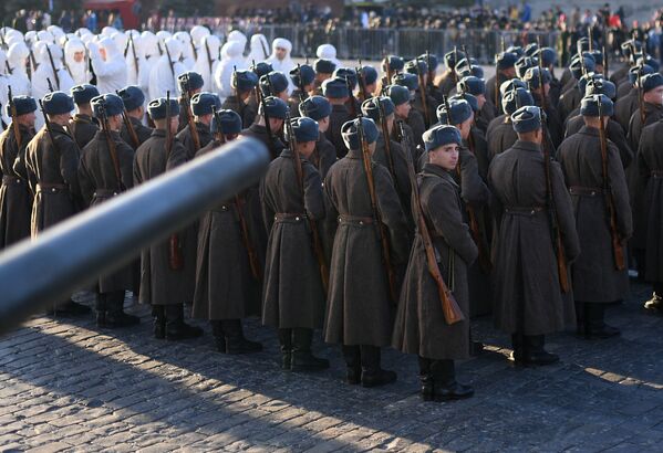 تمرین رژه به مناسبت 77-مین سالگرد رژه سال 1941 در روسیه،میدان سرخ مسکو - اسپوتنیک ایران  