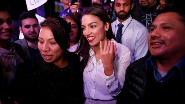 آلکساندریا اوکاسیو ـ کورتز، عضو 29 ساله حزب دموکرات به همراه حامیانش در شب انتخابات آمریکا - اسپوتنیک ایران  