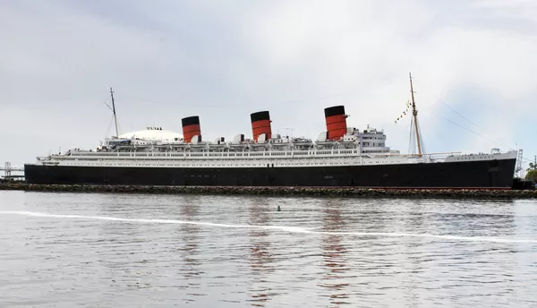 کشتی Queen Mary در بندر بیچ - کالیفرنیا، آمریکا کشتی Queen Mary در بندر بیچ - کالیفرنیا، آمریکا - اسپوتنیک ایران