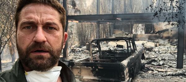 جرارد باتلر، بازیگر  در مقابل خانه سوخته خود در نتیجه آتش سوزی های طبیعی در کالیفرنیا - اسپوتنیک ایران  