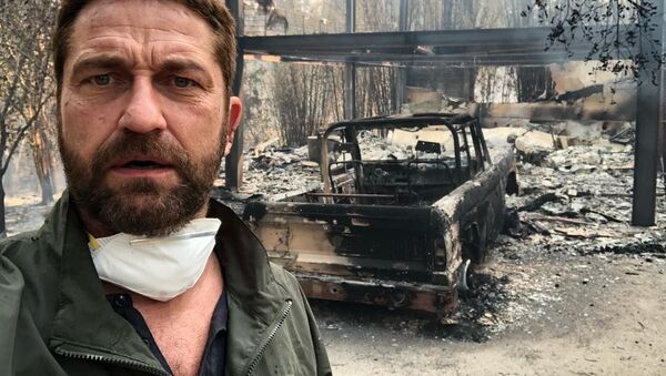 جرارد باتلر، بازیگر  در مقابل خانه سوخته خود در نتیجه آتش سوزی های طبیعی در کالیفرنیا - اسپوتنیک ایران  