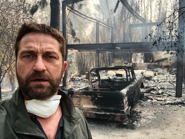 جرارد باتلر، بازیگر در مقابل خانه سوخته خود در نتیجه آتش سوزی های طبیعی در کالیفرنیا - اسپوتنیک ایران  