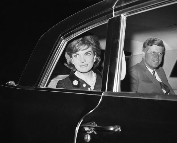 جان کندی، رئیس جمهور آمریکا به همراه ژاکلین، همسرش - اسپوتنیک ایران  
