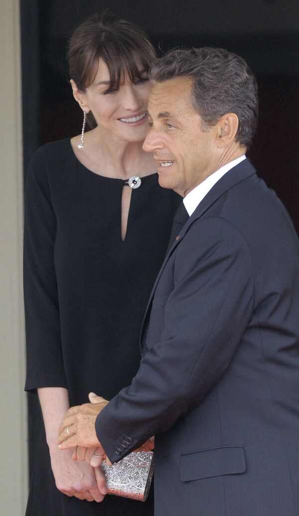 نیکلا سرکوزی، رئیس جمهور  فرانسه به همراه کارلا برونی، همسرش - اسپوتنیک ایران  