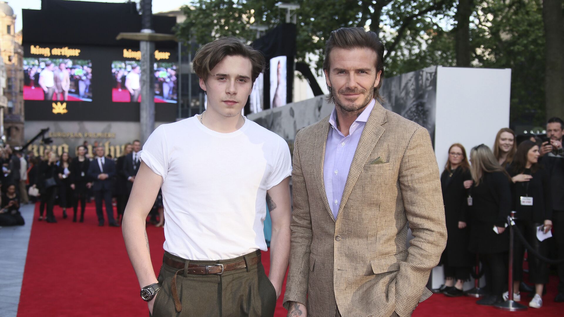 Actor David Beckham, right, poses with his son Brooklyn Beckham for photographers upon arrival at the premiere of the film 'King Arthur The Legend Of The Sword'', in London, Wednesday, May 10, 2017 - اسپوتنیک ایران  , 1920, 13.04.2022