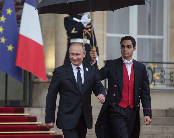 ولادیمیر پوتین، رئیس جمهور روسیه پس از شرکت در ضیافت صبحانه کاری  رئیس جمهور فرانسه از کاخ الیزه خارج می شود - اسپوتنیک ایران  
