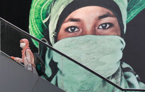 زنی در روی پله برقی در بانکوک - اسپوتنیک ایران  