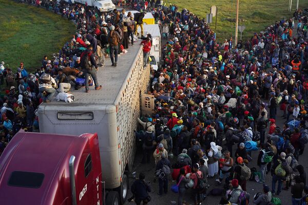 کاروان چند هزار نفری پناهچویان در حال حرکت به سوی آمریکا در مکزیک - اسپوتنیک ایران  