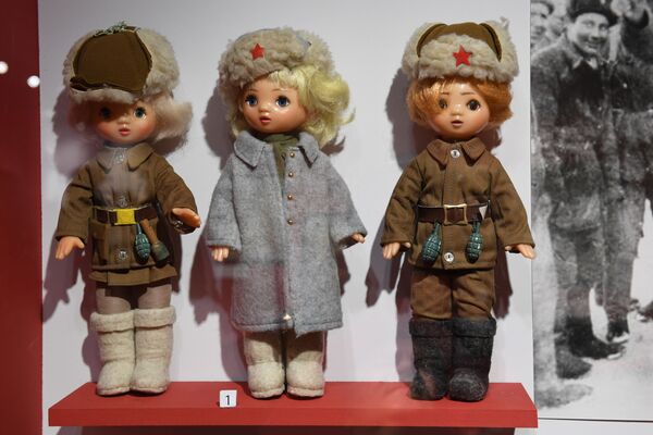 عروسک هاي معروف با لباس پشمی در نمایشگاه کفش های پشمی در مسکو - اسپوتنیک ایران  