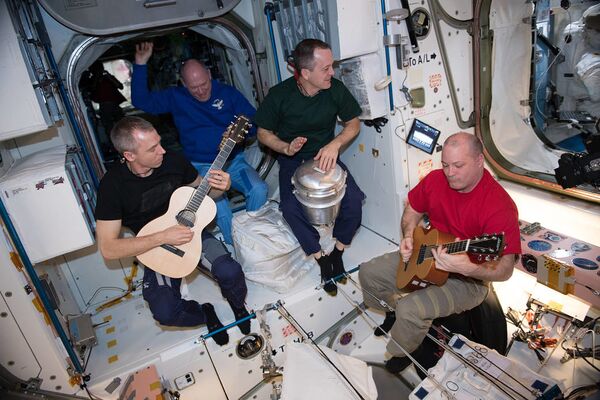 فضانوردان در حال نواختن گیتار در ایستگاه بین المللی فضایی - اسپوتنیک ایران  