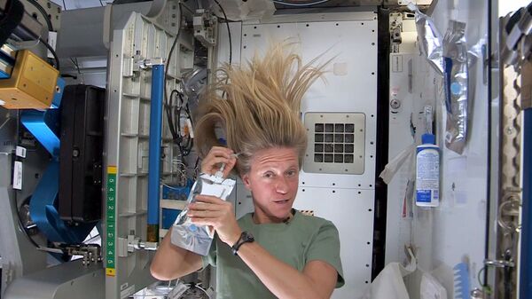 فضانورد کارن نایبرگ در حال شستن موهایش در ایستگاه بین المللی فضایی - اسپوتنیک ایران  