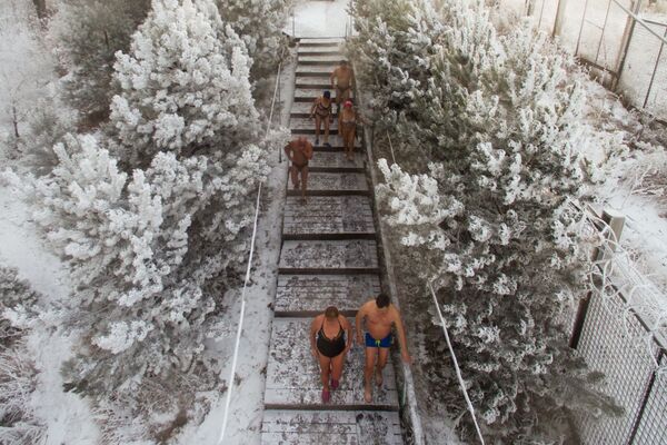 شرکت کنندگان شنای زمستانی در رودخانه انیسی در کراسنویارسک - اسپوتنیک ایران  