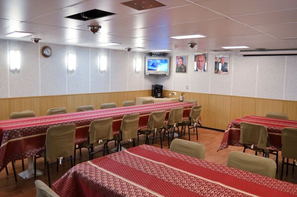 اتاق جلسه کشتی ناوگان دریایی ادمیرال کاساتونوف در سن پیترزبورگ - اسپوتنیک ایران  