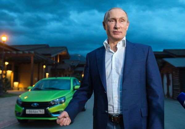 ولادیمیر پوتین، رئیس جمهور روسیه در کنار مدل جدید خودروی لادا (وستا) - سوچی - اسپوتنیک ایران  