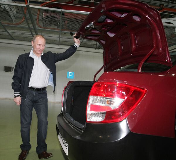 ولادیمیر پوتین در 11 می 2011 در حال بازدید از مدل جدید خودروی لادنا - اسپوتنیک ایران  