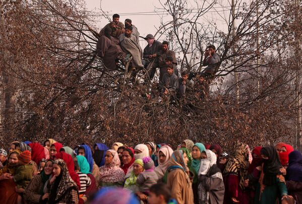 مردم در مراسم تشییع جنازه یار احمد در روستای بتنور، هند - اسپوتنیک ایران  