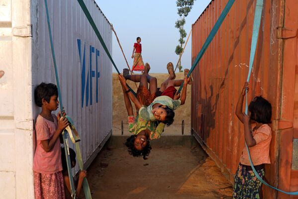 بازی کودکان در یک اردوگاه پناهندگی در بازار کوکس- بنگلادش - اسپوتنیک ایران  