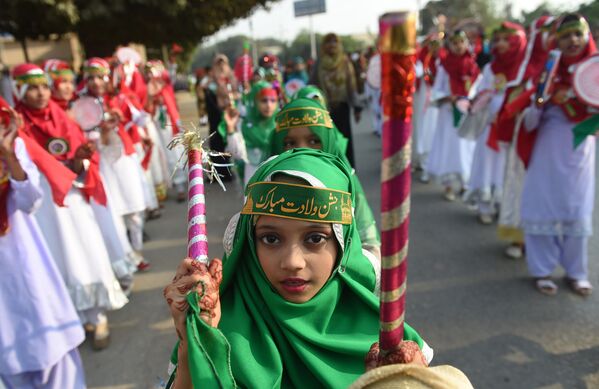 نوجوانان پاکستانی در روز تولد حضرت محمد  در کراچی - اسپوتنیک ایران  
