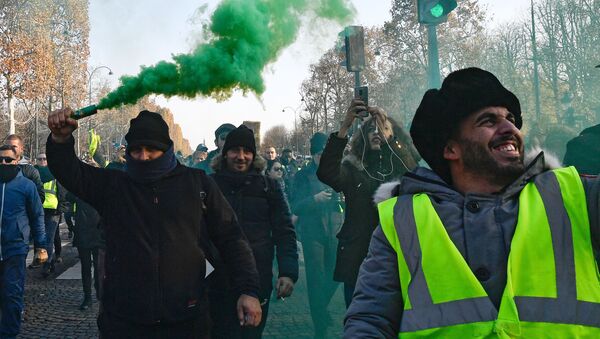 صدمه دیدن کارمندان شبکه تلویزیونی روسیه در تظاهرات فرانسه - اسپوتنیک ایران  
