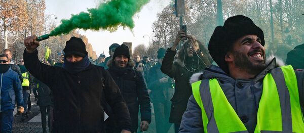 صدمه دیدن کارمندان شبکه تلویزیونی روسیه در تظاهرات فرانسه صدمه دیدن کارمندان شبکه تلویزیونی روسیه در تظاهرات فرانسه - اسپوتنیک ایران