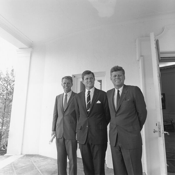 رئیس جمهور آمریکا جان کندی و برادرانش - اسپوتنیک ایران  