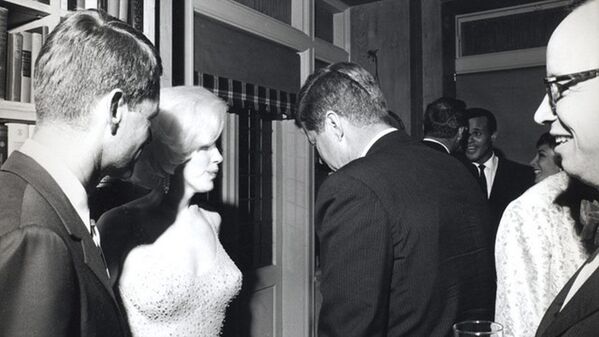 رئیس جمهور آمریکا جان کندی در دیدار با مرلین مونرو - اسپوتنیک ایران  