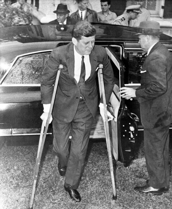 جان کندی، ۳۵ مین رئیس جمهور آمریکا با پای شکسته در دیدارش با نخست وزیر ژاپن - اسپوتنیک ایران  
