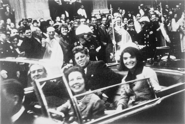 جان کندی در کنار همسرش ژاکلین در روز قتلش - اسپوتنیک ایران  