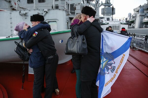 دیدار خدمه کشتی «مارشال اوستینوف» از ناوگان شمال روسیه با اعضای خانواده خود - اسپوتنیک ایران  