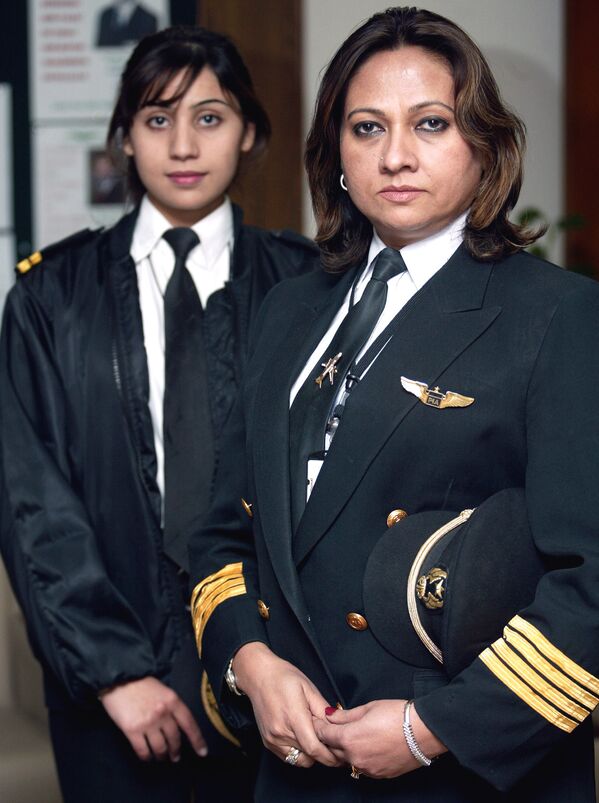 خلبان پاکستانی عایشه رابعه نوید و همکارش سادیا عزیز - اسپوتنیک ایران  