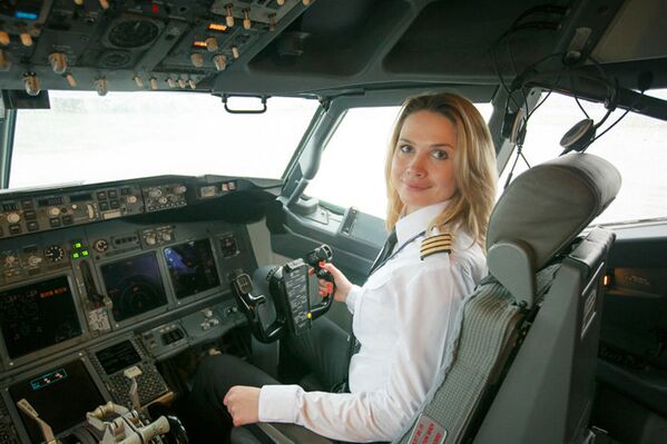 اولین زن خلبان شرکت هوایی بلاروسی  بلاویا سوتلانا یمرنکو - اسپوتنیک ایران  