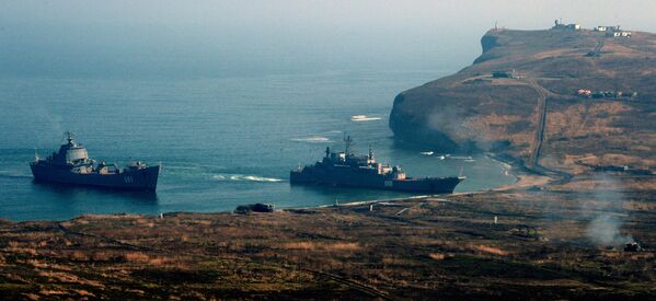 کشتی بزرگ  ادمیرال نولسکی و کشتی بزرگ نیکلای ویلکوف در حال پیاده کردن نیروها در رزمایش ناوگان اقیانوس آرام - اسپوتنیک ایران  