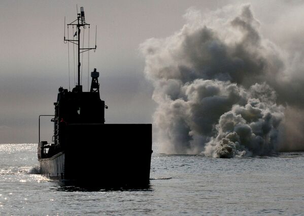 کشتی کوچک قبل از پیاده کردن تفنگداران در ساحل کلرک - اسپوتنیک ایران  