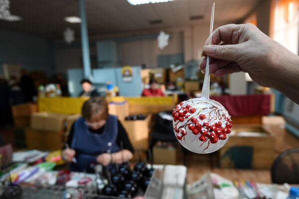 تزئینات شیشه ای درخت کریسمس در کارخانه اسباب بازی کراسنویارسک - اسپوتنیک ایران  