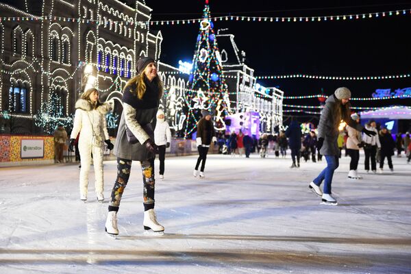 شرکت کنندگان در افتتاحیه اسکیت روی یخ در میدان سرخ مسکو - اسپوتنیک ایران  