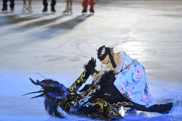 تاتیانا ناوکا، قهرمان المپیک در رشته اسکیت روی یخ در مراسم افتتاحیه اسکیت روی یخ در میدان سرخ مسکو - اسپوتنیک ایران  