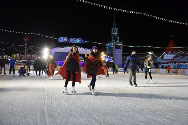 شرکت کنندگان در افتتاحیه اسکیت روی یخ در میدان سرخ مسکو - اسپوتنیک ایران  