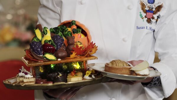 White House Executive Pastry Chef Susan Morrison holds dessert trays in the festival seasonal theme of Celebrating the Autumn's Harvest during a preview in advance of the State Dinner in honor of the Official Visit of Italian Prime Minister Matteo Renzi and his wife Agnese Landini in the State Dining Room of the White House in Washington, Monday, Oct. 17, 2016 - اسپوتنیک ایران  
