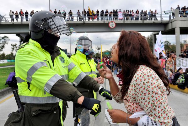 دانشجو و پلیس در زمان تظاهرات در کلمبیا - اسپوتنیک ایران  