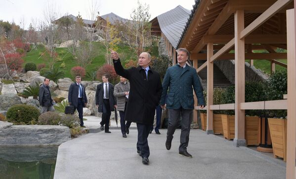 ولادیمیر پوتین رئیس جمهور روسیه هنگام بازدید از هتلی در یالتا - اسپوتنیک ایران  