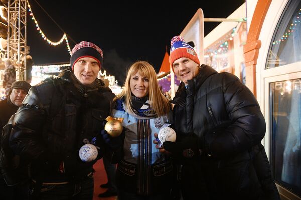 ستارگان در مراسم افتتاحیه صحنه پاتیناژ در میدان سرخ، از تماشای کاج سال نو «راسیا سوودنیا» که در فروشگاه مرکزی روسیه«گوم»برپا شده است، لذت بردند - اسپوتنیک ایران  