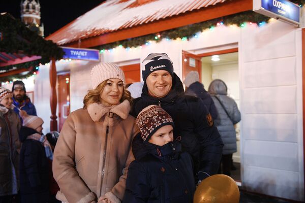 ستارگان در مراسم افتتاحیه صحنه پاتیناژ در میدان سرخ، از تماشای کاج سال نو «راسیا سوودنیا» که در فروشگاه مرکزی روسیه«گوم»برپا شده است، لذت بردند - اسپوتنیک ایران  