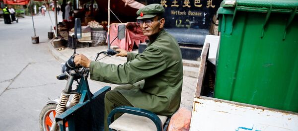 مردی در حال حمل آشغال در کاشگار ، منطقه خودمختار اویگور چین مردی در حال حمل آشغال در کاشگار ، منطقه خودمختار اویگور چین - اسپوتنیک ایران