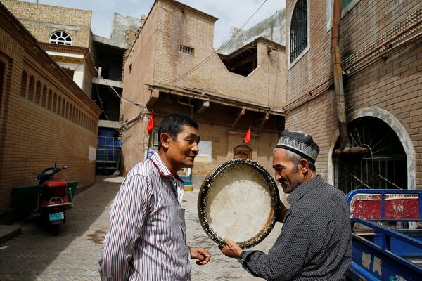 مردی در حال فروش ابزارهای موسیقی در کاشگار ، منطقه خودمختار اویگور چین - اسپوتنیک ایران  