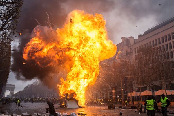 برخورد شرکت کنندگان تظاهرات علیه بالا رفتن قیمت بنزین با مامورین در پاریس - اسپوتنیک ایران  