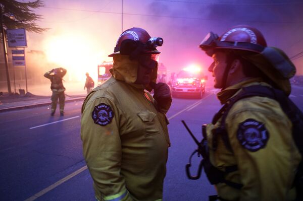 امدادگران در محل آتش سوزی ایالت کالیفرنیا - اسپوتنیک ایران  