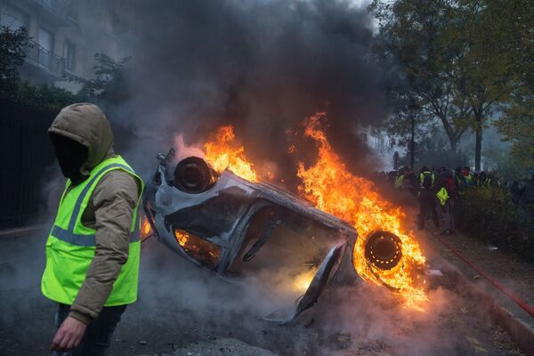 اقدام اعتراضی صاحبان خودرو « جلیقه زردها» در پاریس - اسپوتنیک ایران  