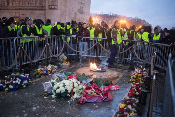 اقدام اعتراضی صاحبان خودرو « جلیقه زردها» در پاریس. - اسپوتنیک ایران  