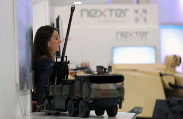 زنی درنمایشگاه بین المللی تسلیحات EDEX 2018 در مصر - اسپوتنیک ایران  